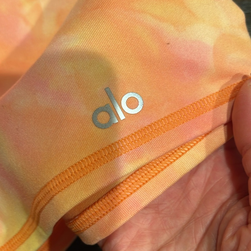 SOLD Alo YOGA workout gear! - Picture 2 of 6